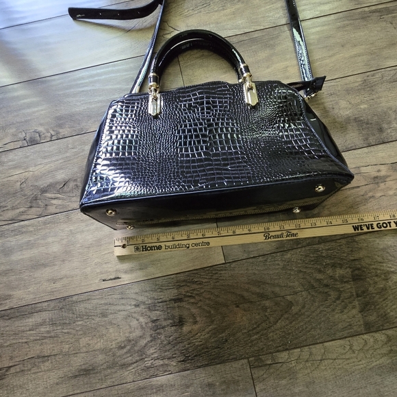 Elegant Black Crocodile-Embossed Women's Bag - Picture 8 of 9